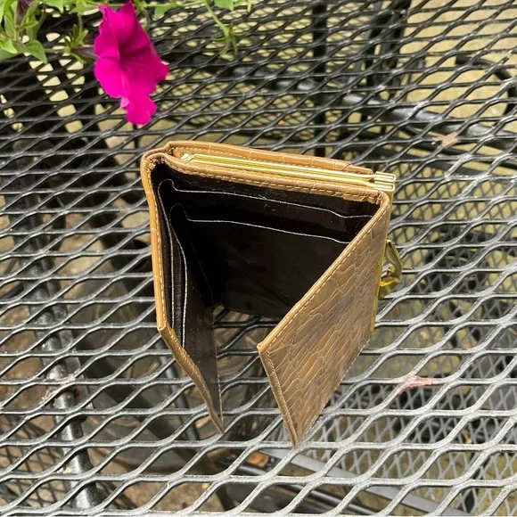 Quality Tan & Gold Alligator Nice Feel Skin Texture Wallet! - Picture 4 of 16